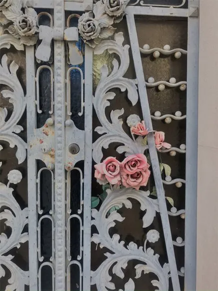 Cancello in ferro battuto decorato con rose