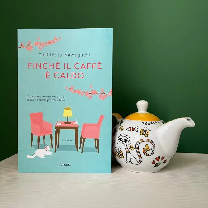 Il libro "Finché il caffè è caldo" di Toshikazu Kawaguchi accanto a una teiera