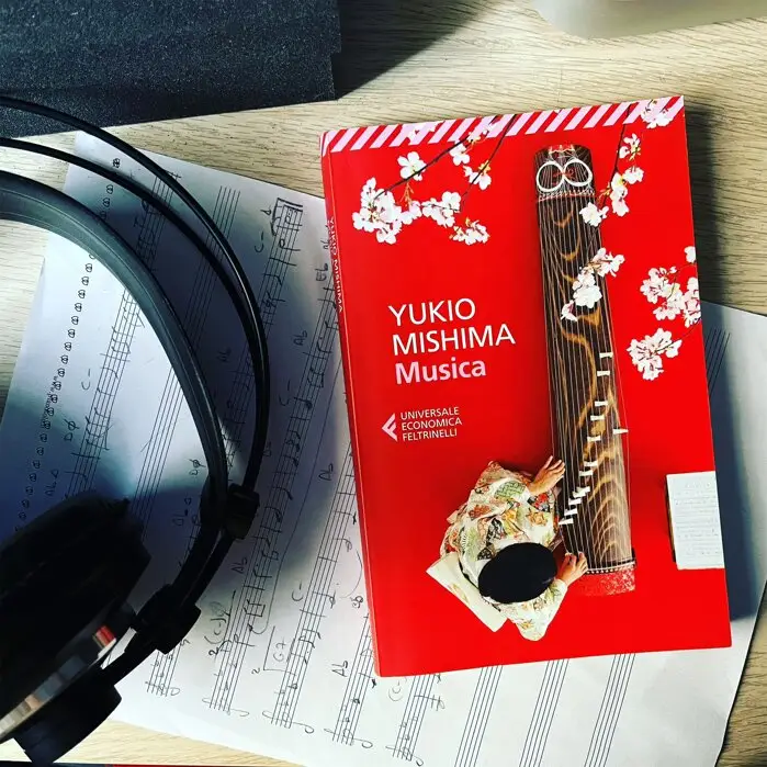 Il libro "Musica" di Yukio Mishima accanto a delle cuffie