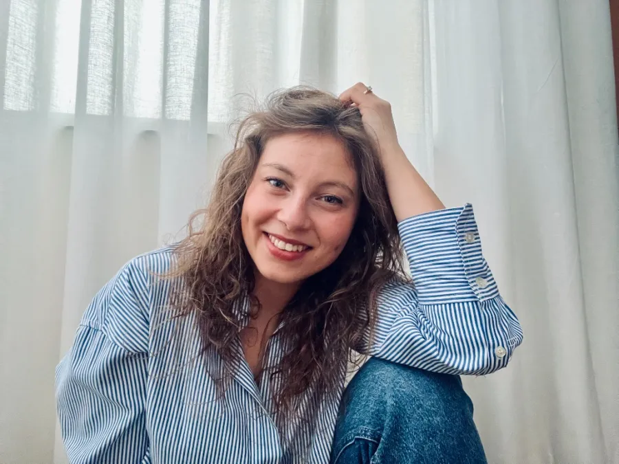 Lorenza Palazzo, psicologa psicoterapeuta a Padova, seduta sorridente